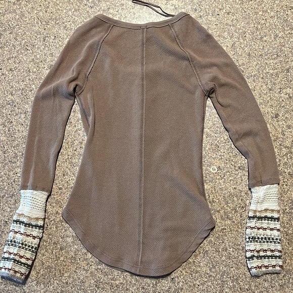 FREE PEOPLE small long sleeve w pretty sleeve detailing - Picture 4 of 4